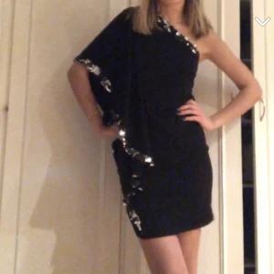 Festklänning - Svart klänning med glitter på kanterna😋😋köpt på sellpy innan i mycket bra skick, säljer då den inte kommer till användning! Bara att fråga om fler bilder🫶🏼jag är 177cm lång!