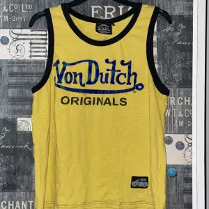 ✨Gul vintage Von Dutch linne i gott skick. En tightare passform🙌