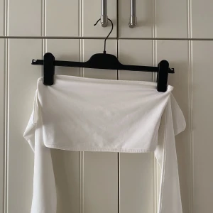 White top offshoulder - Aldrig använt. Fick den i present men tyvärr inte min stil. Passar till sommaren