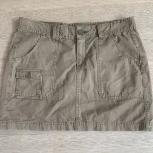 Säljer denna cargo kjol från logg (gammal hm kollektion) köpt second hand, är beige/grön