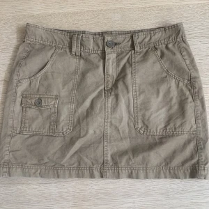 Cargo kjol - Säljer denna cargo kjol från logg (gammal hm kollektion) köpt second hand, är beige/grön