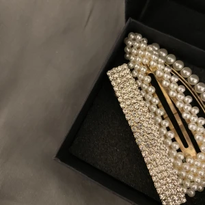 Hårsmycken  - Säljer dessa fina hårsmycken, man kan köpa separat eller alla tre samtidigt✨ hör av er vid intresse eller frågor!