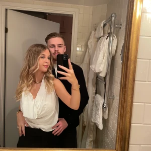 Topp - Säljer denna fina topp från zara! Jättefin att ha bak & fram också så får man en djup rygg🥰