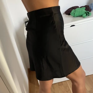 Satinkjol  - Kjol i satin från BikBok i storleken S. Aldrig använd, prislapp finns kvar