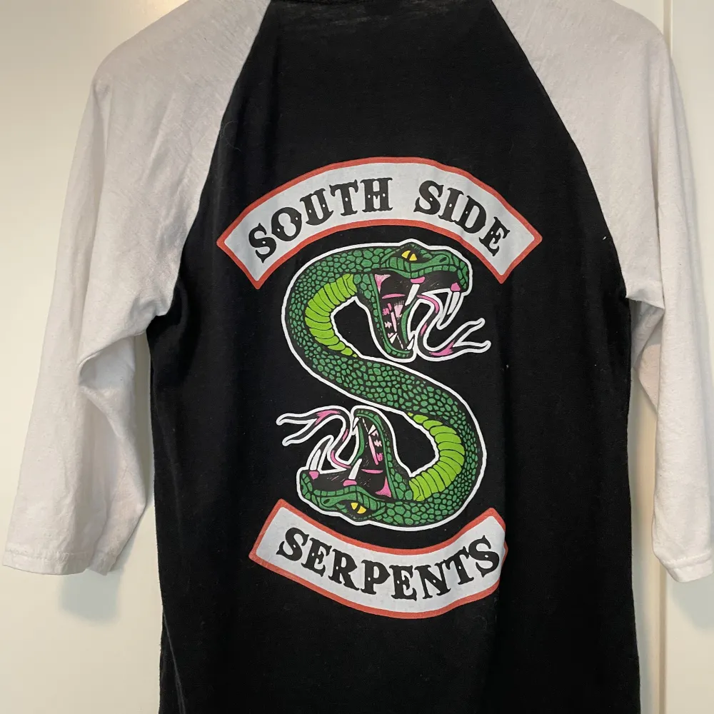 Bra skick, south side serpents loggan på bak och framsidan🫶🏼. T-shirts.