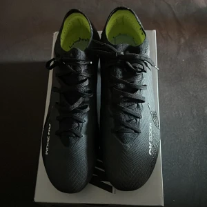 Nike air zoom mercurial - Nike fotbollsskor, endast använda en fotbollsträning. Ingen låda  och saknar innersulorna. Nypris: 3049kr Reapris: 2588kr Mitt pris: 1200