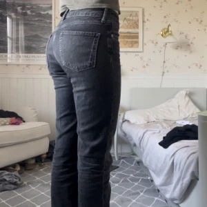Zara lowrise jeans - Lite för korta på mig som är 175 och har därför inte använt så mycket. Köparen står för frakt 🙃. Sitter bra på mig som brukar ha 36 och 38 i jeans.