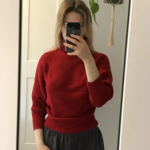 Röd tröja  - Aldrig använd 