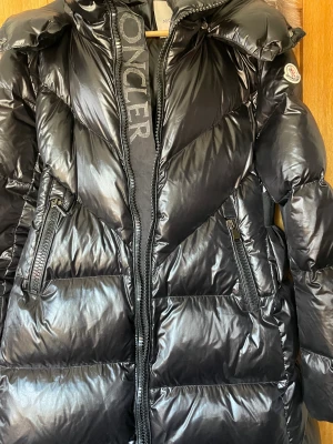 Moncler vinterjacka - Säljer nu min billigare variant av denna jackan. Använd sparsamt ca 1 månad. Sedan köpte jag en ny. Väldigt skönt jacka. Skickar gärna fler bilder vid intresse! Storlek 36/38. 