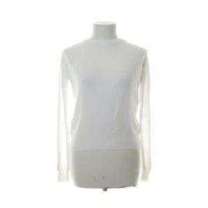 Brandy Melville tröja - Säljer denna as fina stickade tröjan från Brandy Melville🤩🤩 Säljer då den inte kommer till användning Tröjan är i one size men skulle söka att den sitter som en S då den passar mig som har storlek S💗 Säljer för 250kr + frakt, pris kan diskuteras💗💗