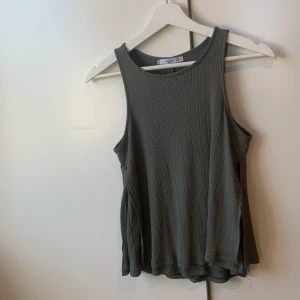 Grönt linne - Linne från mango i ett flowigt material. Har två tyglager.