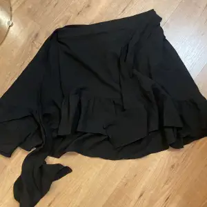 Säljer denna somriga kjol som man knyter runt midjan. Säljer för att den aldrig kommer till användning. Storlek S. Denna är köpt från Vero Moda och jag köpte den för 300kr. 