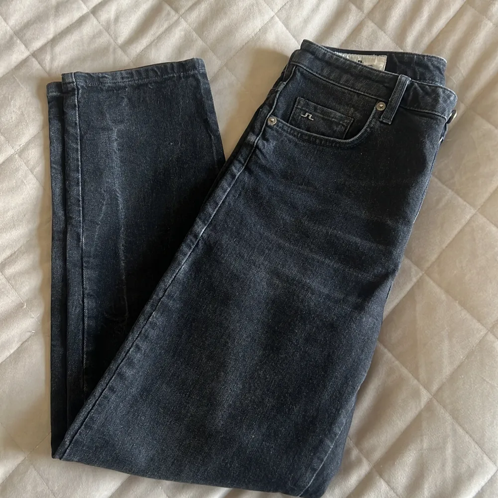 Midjeans med raka ben strl 27/32. Märke J.Lindeberg, Urtvättad svart färg. Aldrig anv. . Farkut & Housut.