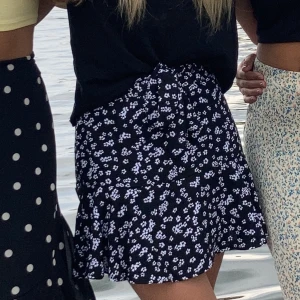 Kjol-shorts  - Hejhej!  Säljer dena söta kjolen, den är super fin verkligen, den ser kort ut men det är för att det är en kjol me shorts i och knyte i midjan. Inte dem bästa bilderna kanske. ❣️