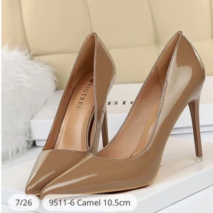 Klackskor i färgen Camel  - Beställdes precis och har aldrig använts. Höjd: 10.5 cm  Pris kan diskuteras.