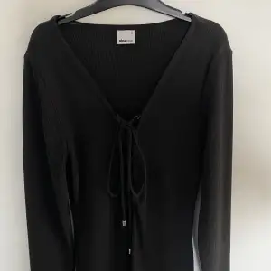 Säljer denna svarta ribbade klänningen från Gina Tricot i storlek M❣️ Har endast använts en gång och är i väldigt bra skick!! Den sitter fint mot kroppen och har en snörning där fram