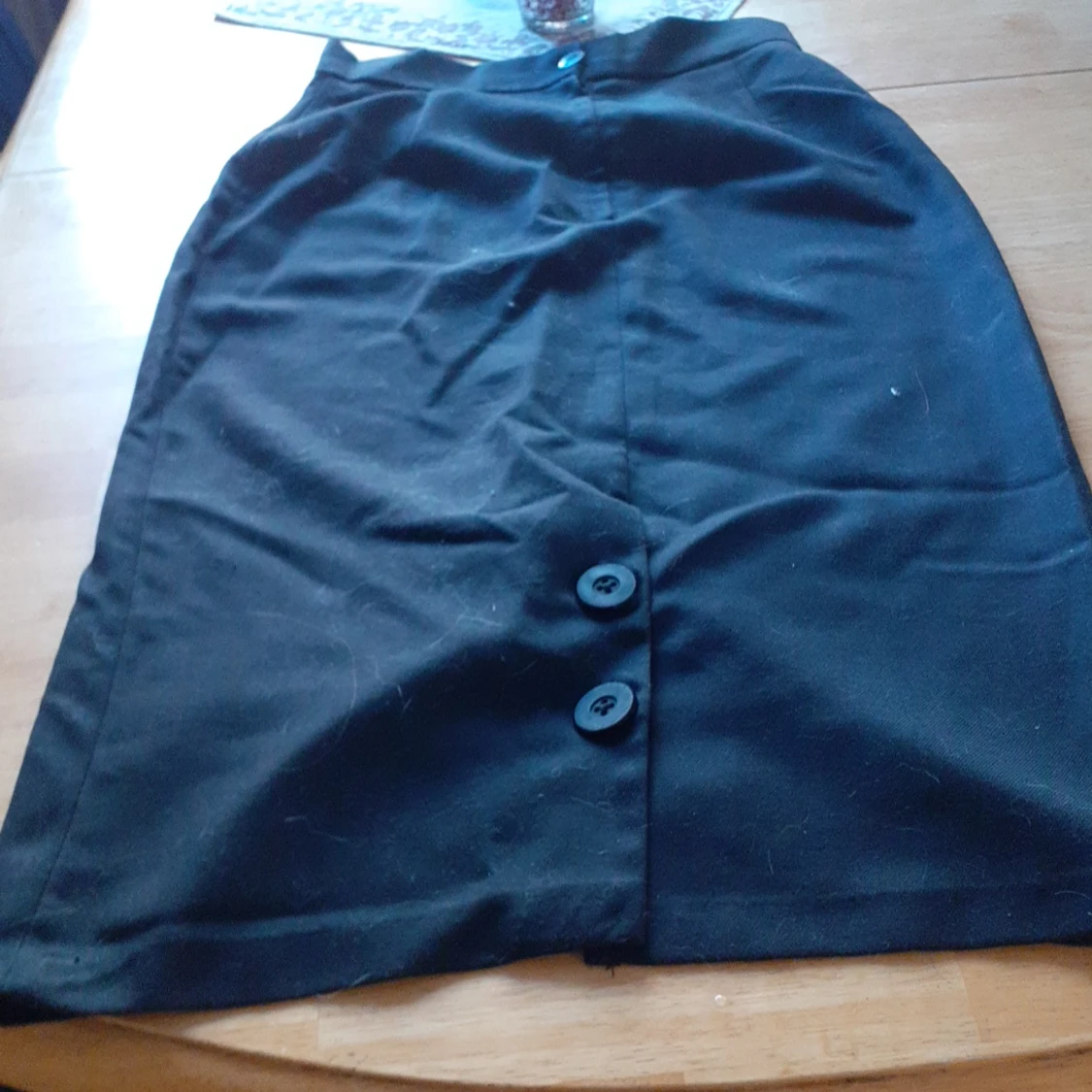 En svart lång skjol - 90