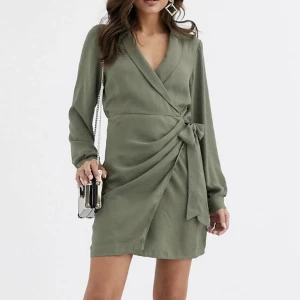 Miniklänning med krage och omlott - En helt ny grön klänning från ASOS, etiketten finns kvar på. Nypris: 519 kr Köparen står för frakten. Kan även mötas upp i Kungälv/Göteborg🫶🏻