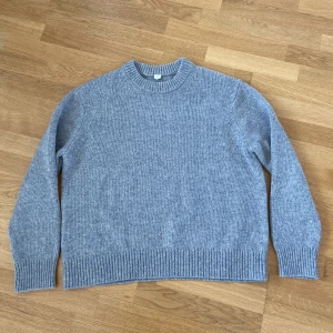 Stickad ulltröja - Helt ny ulltröja i storlek M från Arket som aldrig är använd.  Säljer här för lågt pris eftersom att jag fick tröjan i en felbeställning från arket. Lappen finns kvar men borttagen.  Nypris: 790kr 