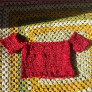 Söt röd topp - Röd crop top på jättebra skick. Köparen står för frakt.