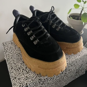 Eytys angel suede - Knappt använda eytys angel pga fel storlek. Är storlek 39