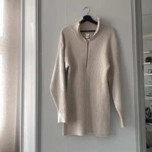 Stickad klänning  - En helt ny stickad klänning från hm i stl L. Den är stretchiga men skulle även kunna passa stl M/S för en mer oversize look