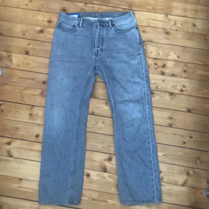 Gråa jeans - Grå acne jeans. Säljer dom åt lillebrorsan. Jag som brukar ha 31 runt midjan fick på mig dom. Så skulle säga att dom är stora i storleken. Dom har inga slags skador på sig. Ser ut som nya. Nypris ligger nånstans runt 2000kr