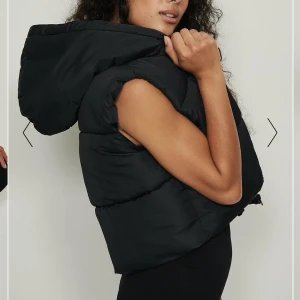 Kort väst  - Jätte fin svart kort väst från Nakd. Västen är i fint skick, skriv för bilder på💗Nypris 500 jag säljer för 250kr plus 30 kr i frakt 