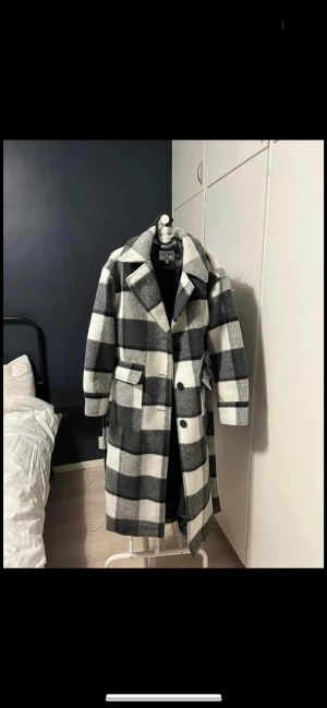 Kappa från Na Kd - Jag säljer en superfin och skön kappa från Na Kd. Tyvärr har den bara hunnit bli använd 1 gång så därför säljer jag den 🌸🤗