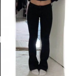 Lågmidjade bootcut - Skit snygga lågmidjade bootcut jeans i storlek S 🤩fler bilder + mått kom priv 