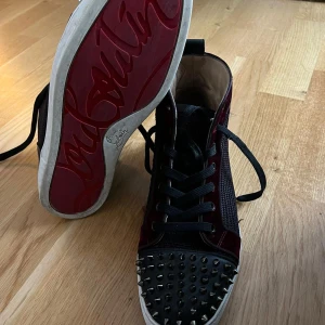 Christian Louboutin! - Loubs!  Svin cool färg som är mörk vinröd & mörkblåa detaljer samt svarta skosnören och svart framtill vid nitarna.  Storlek: 42:5 (passar 43)   Skick 8/10    Köpta i Milano för 750€ (8535kr) Släpper för 2499kr, bud tas även emot i PM. 