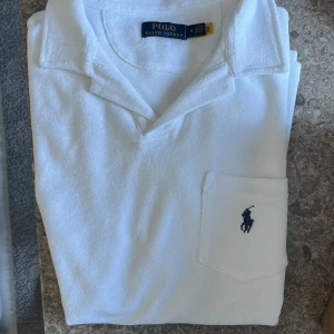 Ralph lauren tröja - Hej jag säljer nu min Ralph lauren som är köpt på hanzens som är använd en gång säljer den för att den är för stor på mig ny pris 1600kr.