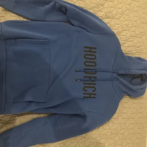 Hoodrich dress - Hoodrich dress. Koftan storlek S. Byxorna storlek M. Koftan 400 kr. Byxorna 300. Hela dressen för 600 kr. 