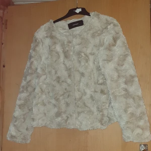 Beige mjuk kofta/jacka - Mjuk go beige/vit kofta/jacka vero moda. stl M