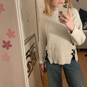 Vit stickad tröja  - Stickad tröja med snörning i sidan