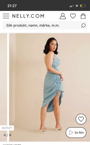 Festklänning i satin - En ljusblå satin klänning från Nelly i strl 40! Aldrig andvänd och lappar kvar! 