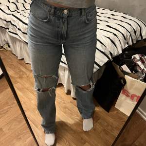 Snygga och sköna jeans från Gina Tricot som är lite tajta för mig! Sparsamt använda och därför jättefint skick. Nypris 599, säljer för 89!🥰