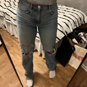 Håliga jeans - Snygga och sköna jeans från Gina Tricot som är lite tajta för mig! Sparsamt använda och därför jättefint skick. Nypris 599, säljer för 89!🥰