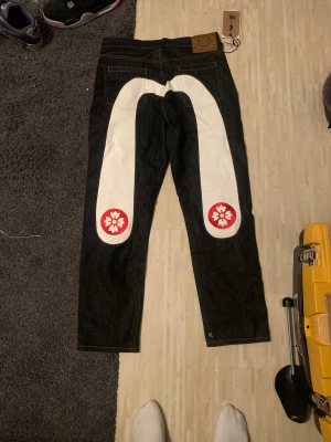 Evisu jeans - Helt nya! Storlek 31-34. Lapparna finns kvar. Skriv vid frågor! Är även öppen för byten :)