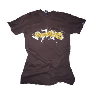 Baggy t-shirt  - Brun t-shirt med gult tryck