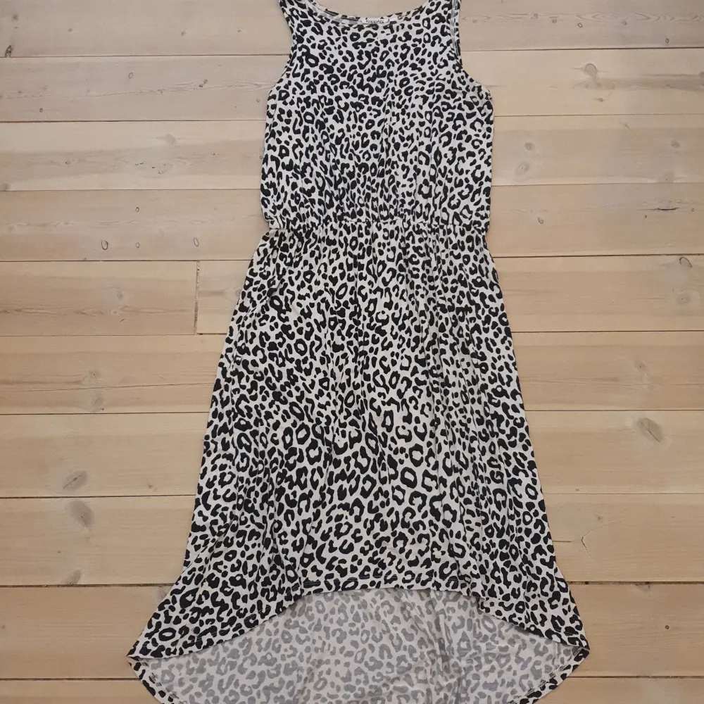 Klänning med leopard mönster från Kappahl i storlek 158. Bra skick. . Klänningar.