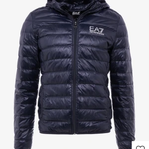 Ea7 jacka  - Säljer Ea7 jacka köpt från Zalando, ny pris ca 1800 mitt pris 599kr, den är i väldigt bra skick, hör av er vid intresse. Storlek Xs/S passar folk som är S och Xs då den är ganska stor i storleken! Det är både Kill och tjej jacka 