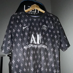 Psg Matchtröja - Hej där! Vill du ha en skön och fin äkta Psg tröja, köp den här, fint och skönt material. Köpt i Budapest för 2 månader sedan, väldigt fin och skön