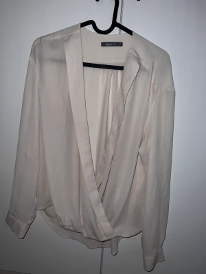 Blus - Vit blus från Gina tricot 