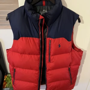 Ralph lauren väst - En Ralph lauren väst för herr, jag är 185 Nyskick, inga märken eller skavanker. Kan skickas annars mötas i Skövde. Nypris 3k