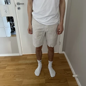 Linneshorts från MQ beige - Strl 28, mycket fint begagnat skick, inköpt för 900kr på MQ.