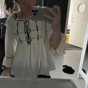 Odd molly blus💖 - Superfin blus från odd molly. Säljs då den inte kommer till användning. Skriv för fler bilder, frakten ingår i priset💖 skulle säga att den passar fler storlekar då den går att dra ihop i ryggen