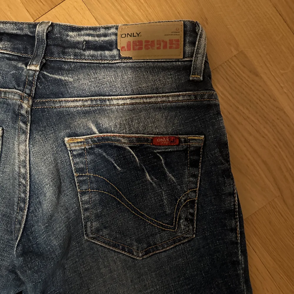 Säljer dessa supersnygga lågmidjade jeans från Only då de tyvärr är för små för mig. Skulle säga att de passar någon som har storlek XS och är ca 150-155 cm. Bara att höra av sig för exakta mått💕. Jeans & Byxor.