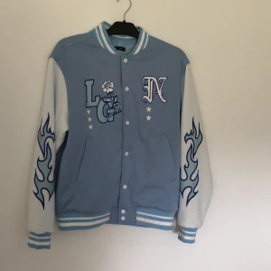 Tröja/jacka  - Jag säljer en tröja/jacka som är perfekt nu till våren. Den är helt oanvänd. 