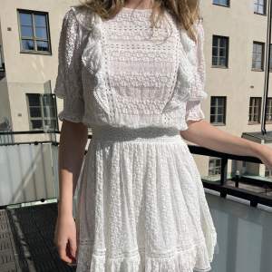 ❌❌SÅLD❌❌Superfin vit spetsklänning perfekt för studenten! Helt oanvänd, prislapp kvar 💖Fraktas eller möts upp i Stockholm 